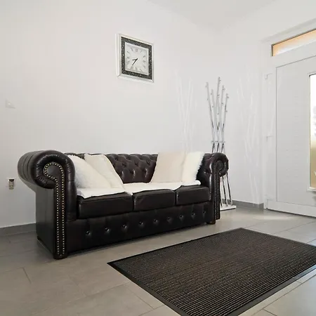 Silver Apartment *