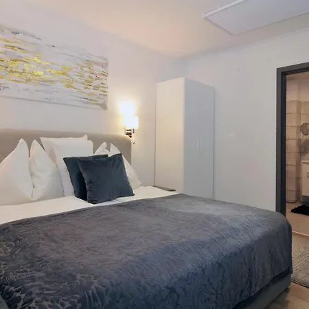 Silver Apartment *